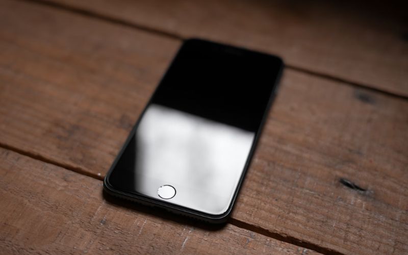 why is my phone working but the screen is black iphone 1