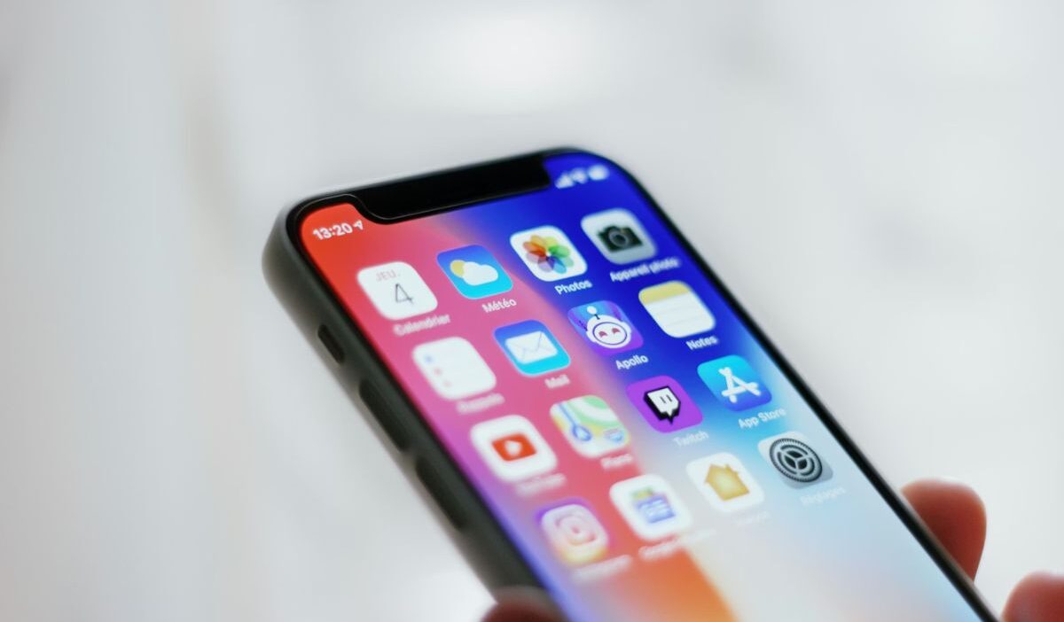 how to update apps on iphone