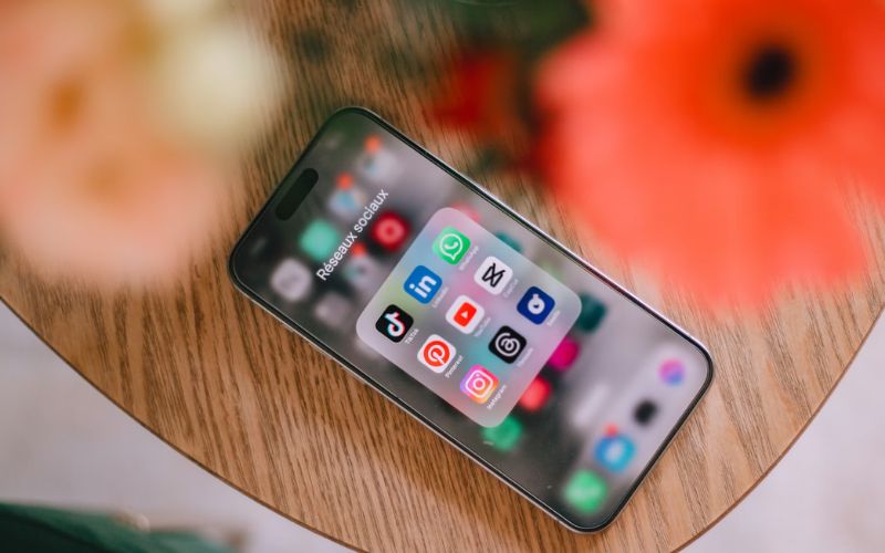 steps to update apps on iphone