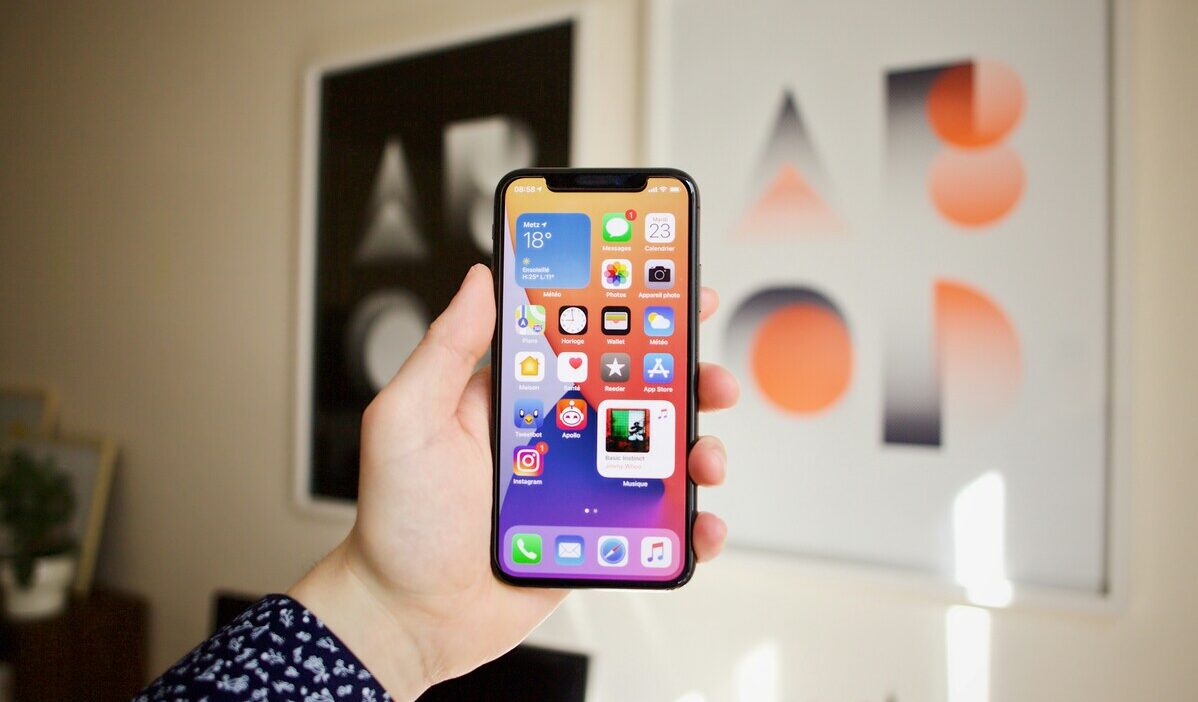 how to pause location on find my iphone