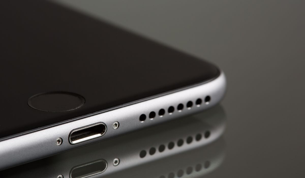 how to clean iphone speaker