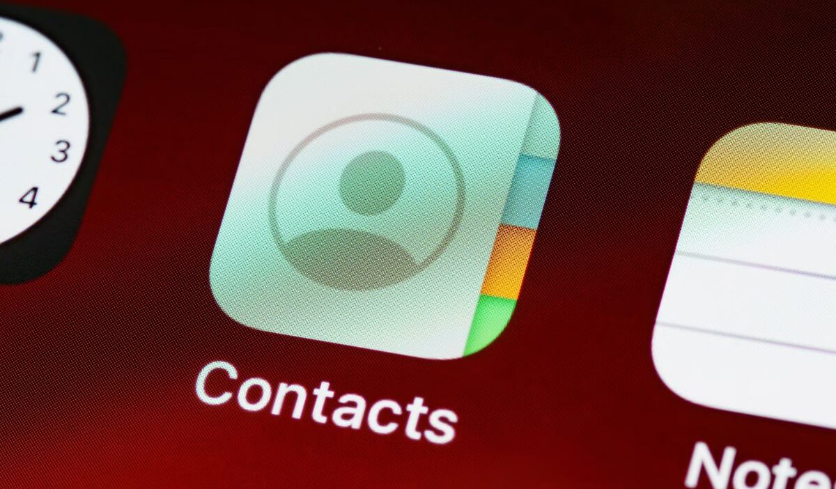 how to delete contacts on iphone