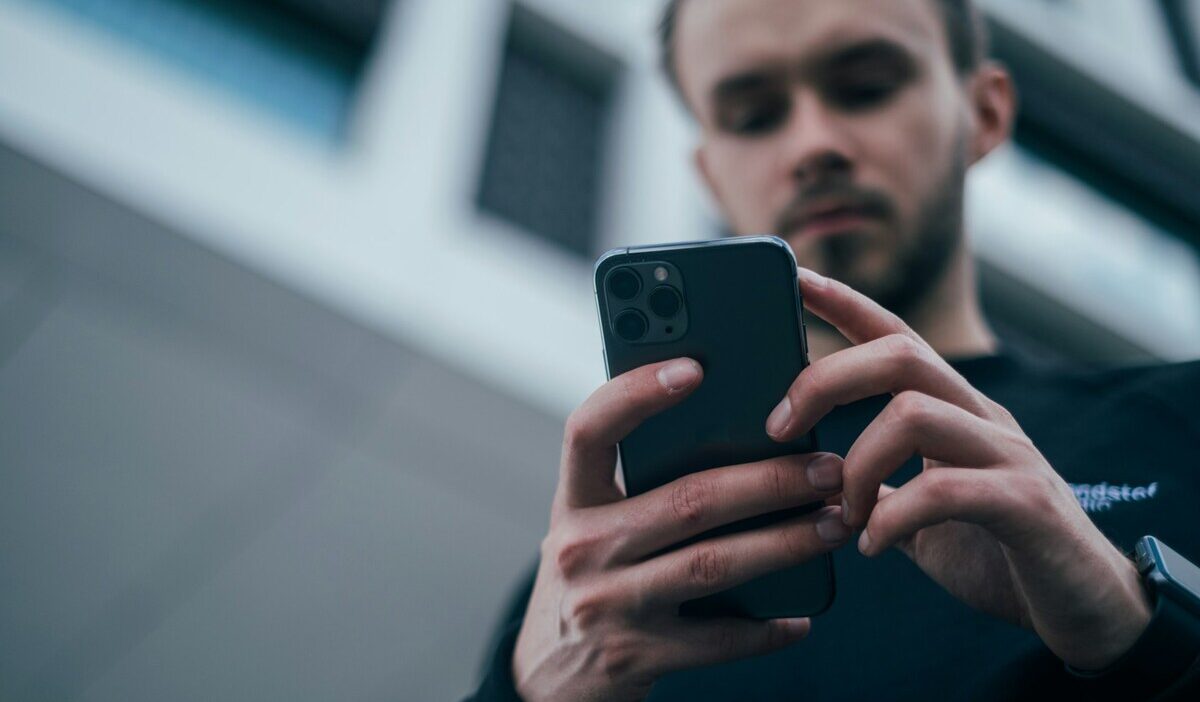 how to delete messages on iphone