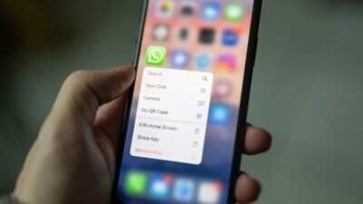 how to leave a group chat on iphone