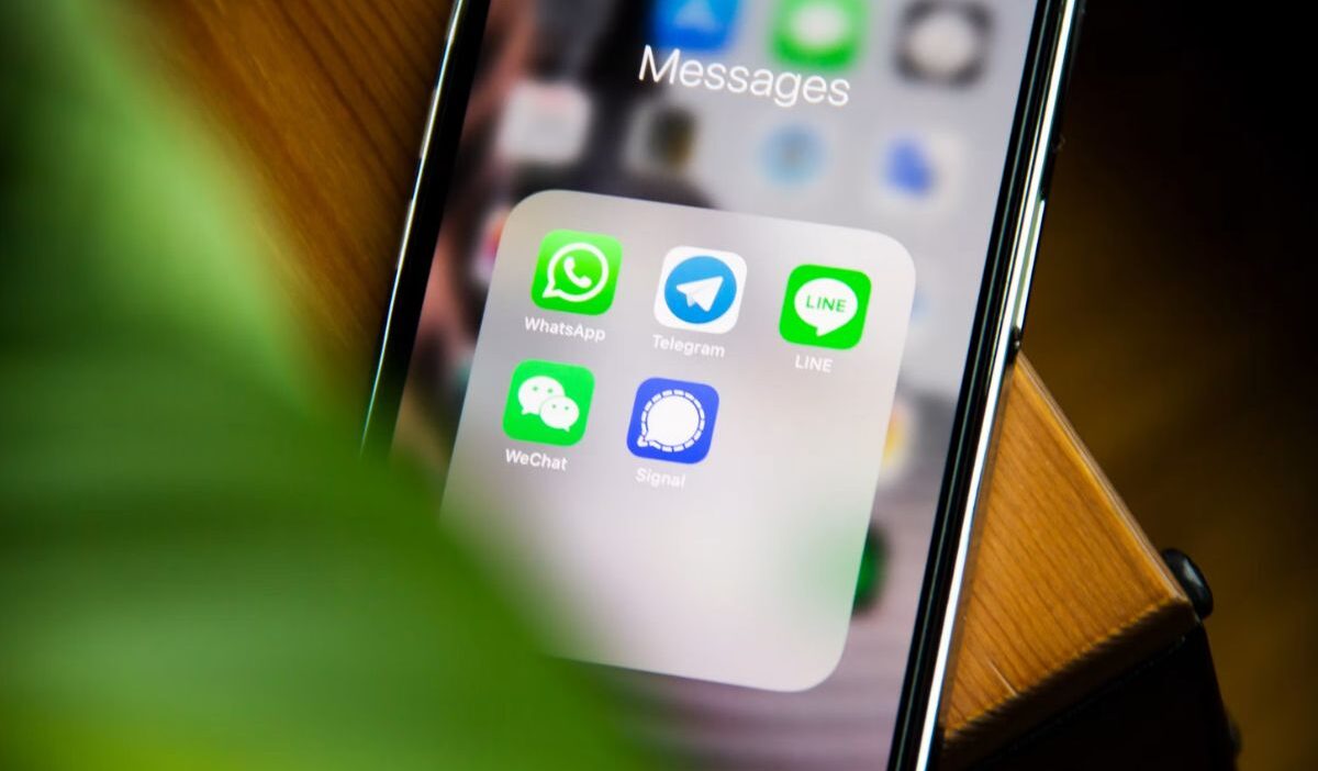 how to make a group chat on iphone