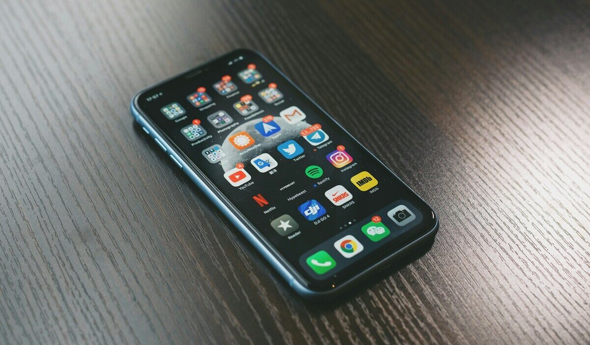 how to send a voice message on iphone
