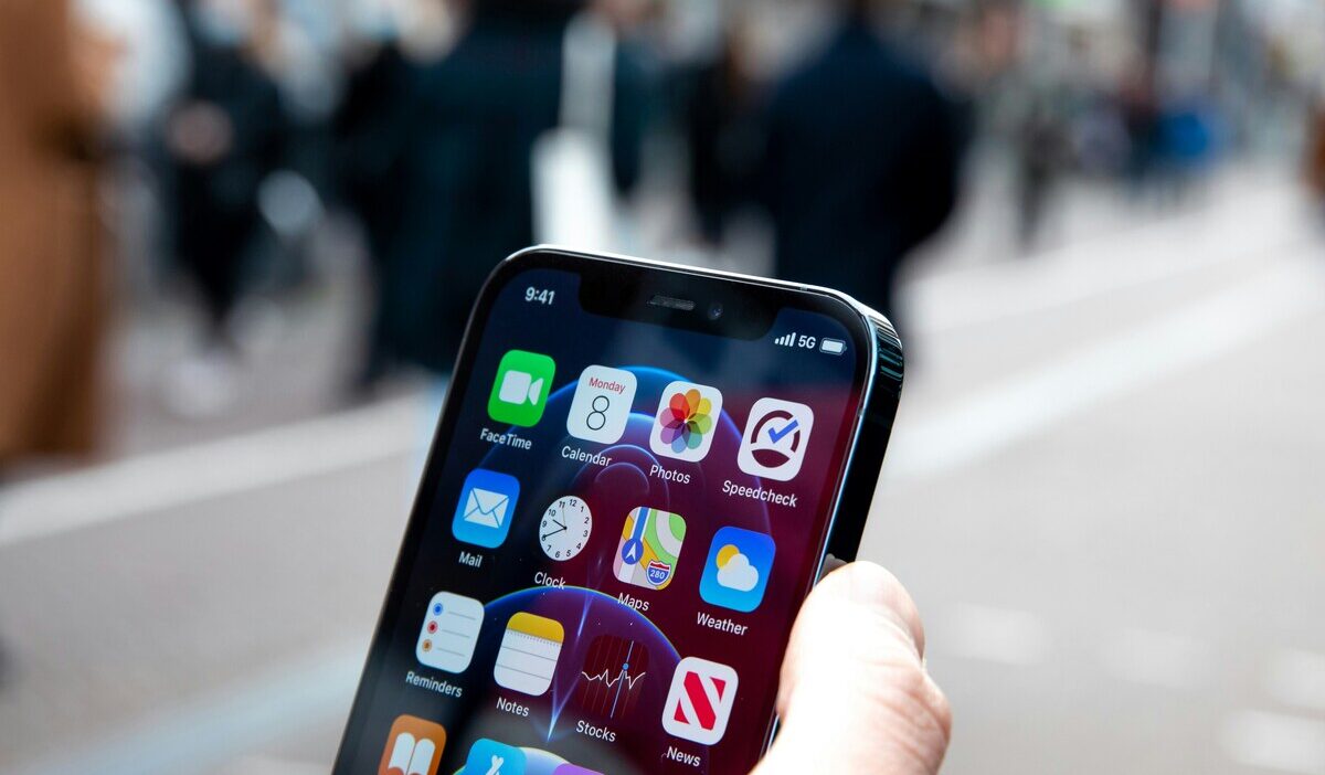 how to close apps on iphone 13