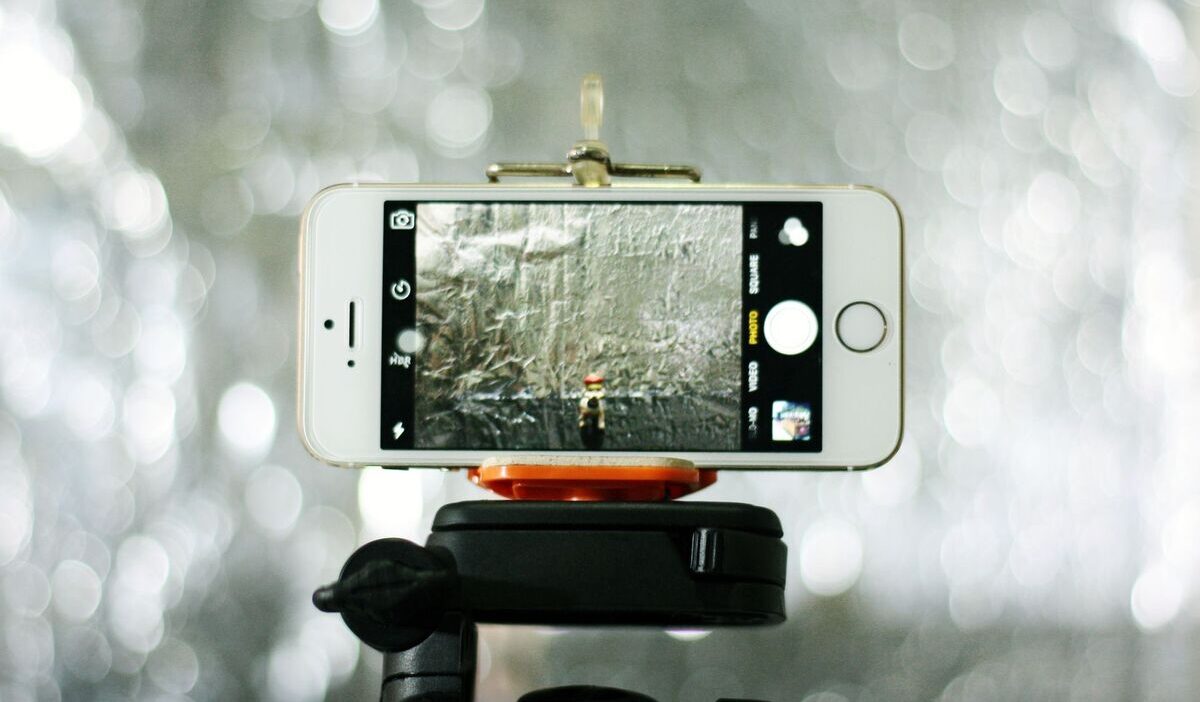 how to loop a video on iphone