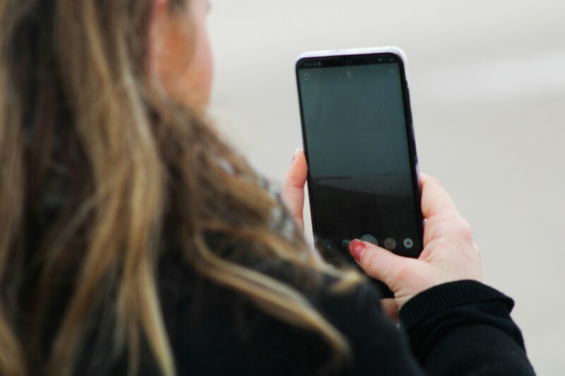How to blur a photo on iPhone guide 2026