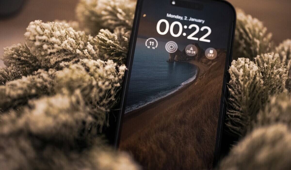 how to change clock on iphone