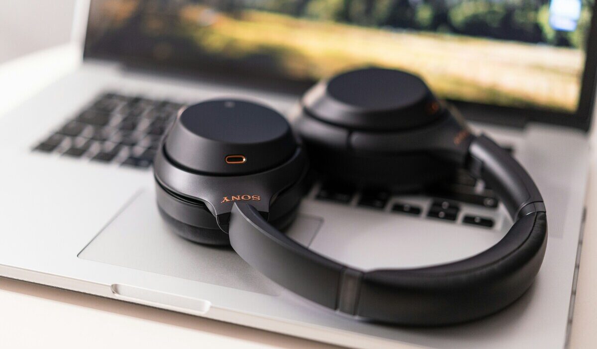 how to connect sony headphones to iphone