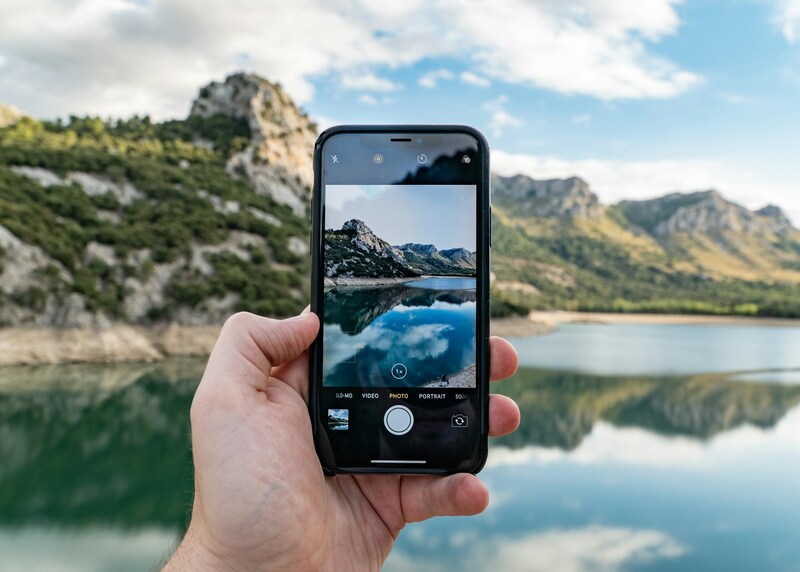 How to remove background from picture on iPhone? 