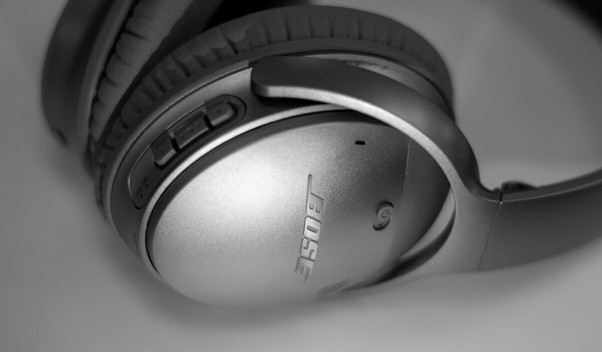 how to connect bose headphones to iphone