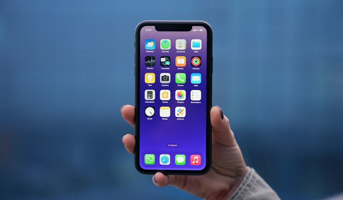how to make iphone black and white