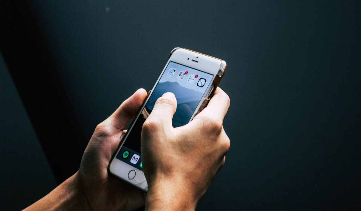 how to turn off automatic app updates on iphone